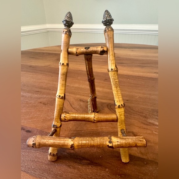 Vintage 8" Chinoiserie Burnt Bamboo Easel Display Stand w/ Pineapple Finials EUC - Picture 1 of 7